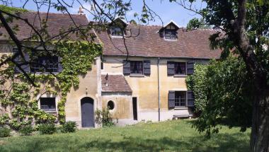 La maison de Pierre Mac Orlan vue depuis le jardin.