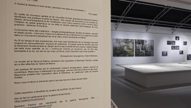 Exposition "Bertrand Flachot, la part du Trait" ; entrée de l'exposition. Au 1er plan le panneau de présentation de l'exposition.