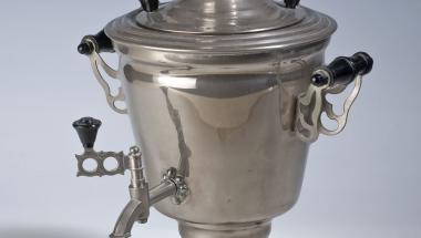 Samovar, prêté par Ludmilla et Vladimir Lentzy, émigrés russes, pour l'exposition "Histoires d'ici, Mémoires d'ailleurs" organisée par le Musée de la Seine-et-Marne.