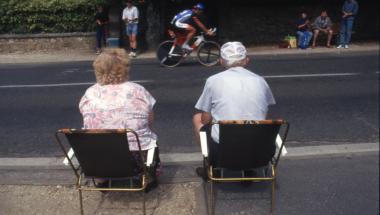 À Coulommiers, lors du passage du Tour de France en 1997, coureur cycliste et spectateurs