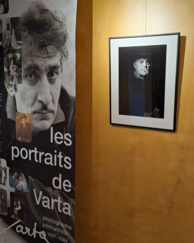 Vue de l'exposition "Les portraits de Varta" présentée dans la maison de Pierre Mac Orlan à Saint-Cyr-sur-Morin