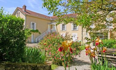 photographie couleur du jardin du Musée de la Seine-et-Marne au printemps.