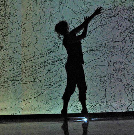 La silhouette de Camille Desmarest en train de danser sur un fond de traits par Bertrand Flachot