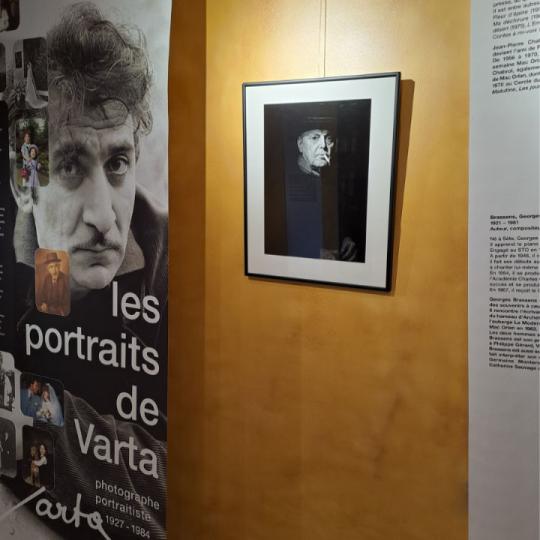 Vue de l'exposition "Les portraits de Varta" présentée dans la maison de Pierre Mac Orlan à Saint-Cyr-sur-Morin