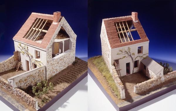 Deux photographies de la maquette de la "bricole" briarde. Les angles de prise de vue montrent les ouvertures aménagées dans le toit et le pignon qui permettent de voir l'intérieur de la maison.