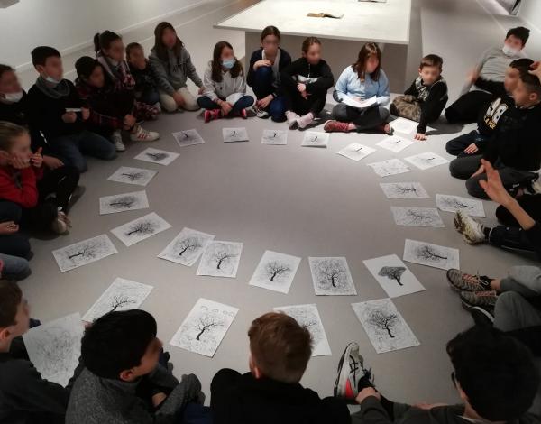 Atelier de dessin par Bertrand Flachot, pour un groupe scolaire, dans le cadre de l'exposition "La Part du Trait"