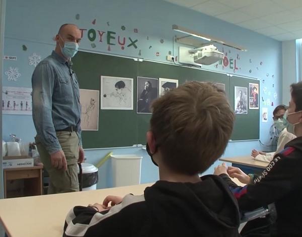 Benoît Bourdon en animation dans une classe de l'école élémentaire de Saint-Cyr-sur-Morin