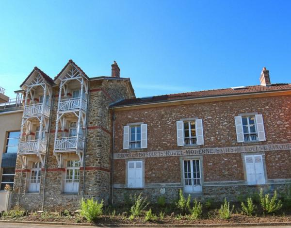 Le musée vu de l'avenue de La Ferté-sous-Jouarre par temps ensoleillé