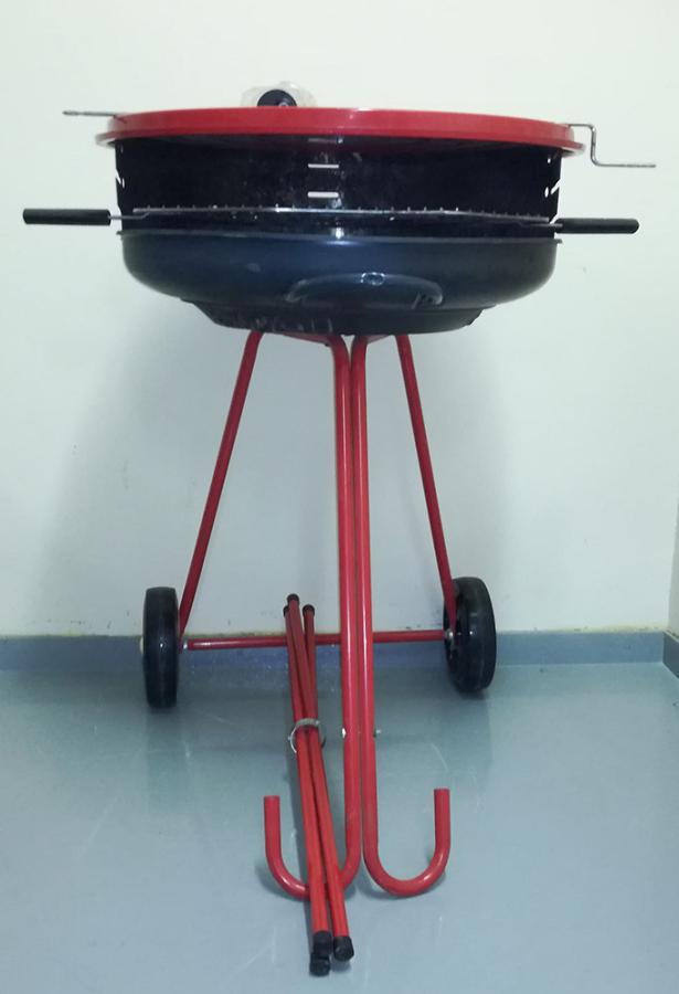 Barbecue à charbon de bois, composé d'un support en métal laqué muni de deux roues en plastique, supportant une cuve en métal dans laquelle on place le charbon de bois. et