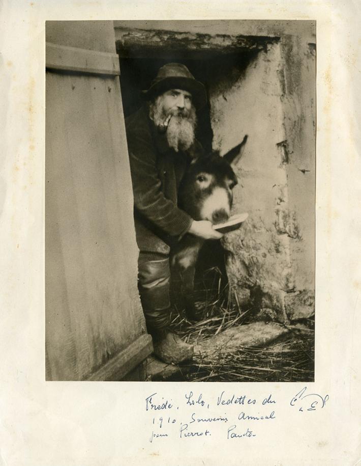 Photographie ancienne représentant Frédéric Gérard avec l'âne Boronali, sur le pas de la porte de l'étable.