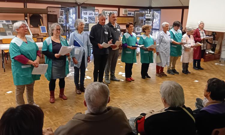 Photo couleur du projet de résidence artistique de la compagnie Soleil Sous La Pluie mené avec les Compagnons papetiers de Crèvecœur et du Marais et la Communauté de Communes des Deux Morin.