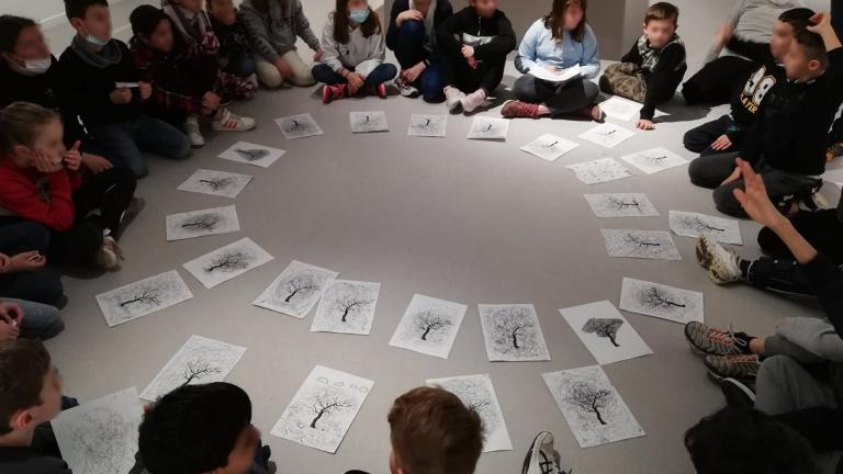 Atelier de dessin par Bertrand Flachot, pour un groupe scolaire, dans le cadre de l'exposition "La Part du Trait"