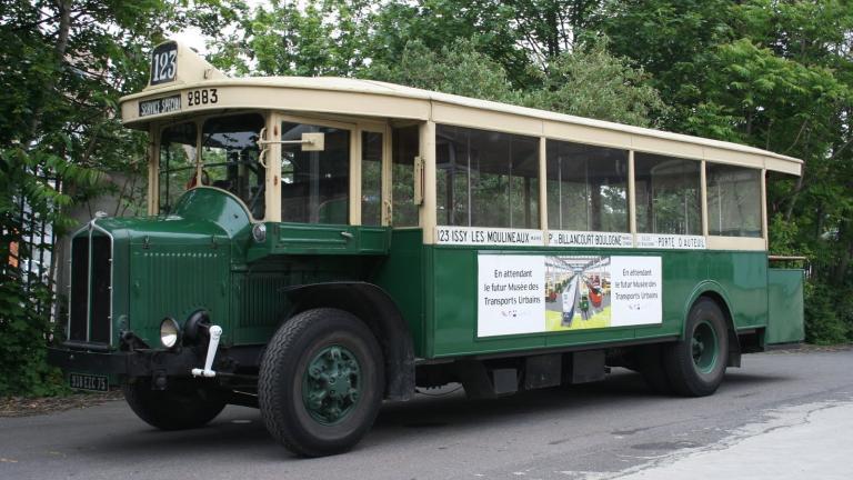 photographie d'un ancien autobus, vert et écru, de la ligne 123 qui desservait Issy-lès Moulineaux, le Pont de Boulogne Billancourt et la Porte d'Autueil