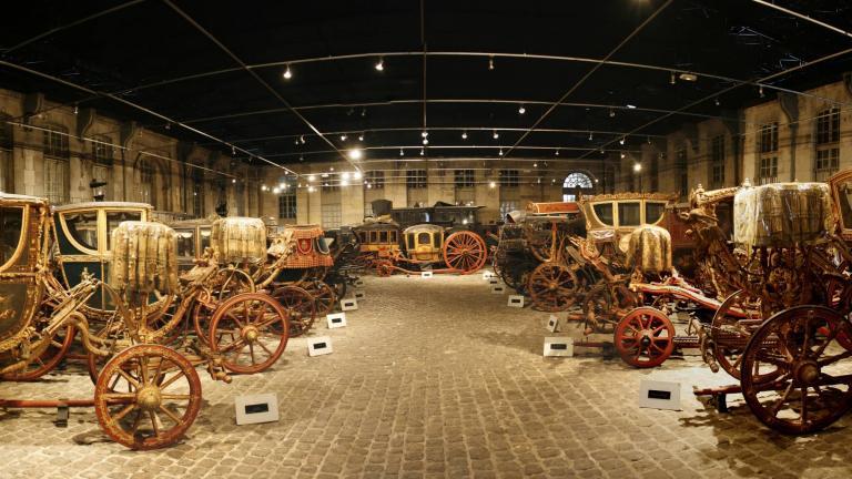 Collection de voitures hippomobiles au Musée national de la voiture du château de Compiègne