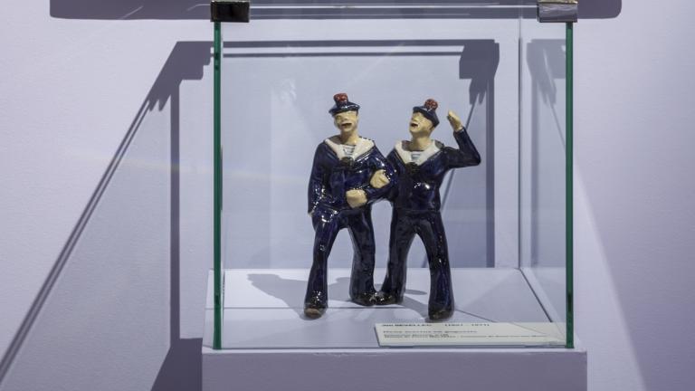 Figurines de marins en faïence, réalisées par Jim Sévellec et ayant appartenu à Pierre Mac Orlan.