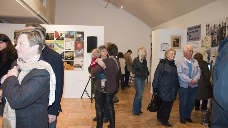 photographie en couleur d'un groupe adulte en visite au MDMS