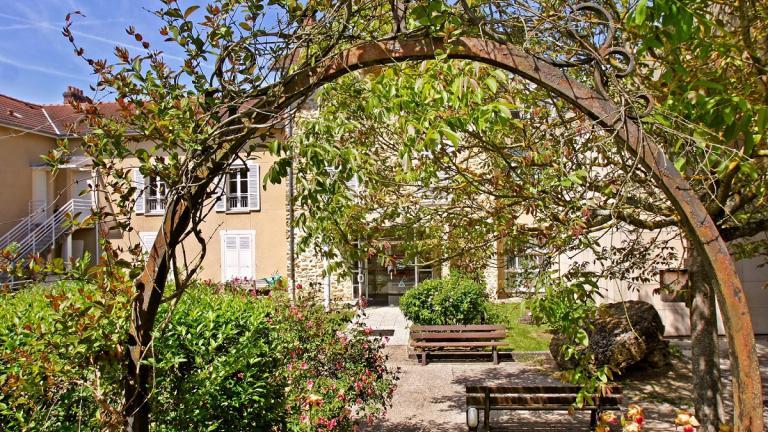 photographie couleur du jardin du Musée de la Seine-et-Marne au printemps