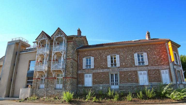 Le musée vu de l'avenue de La Ferté-sous-Jouarre par temps ensoleillé