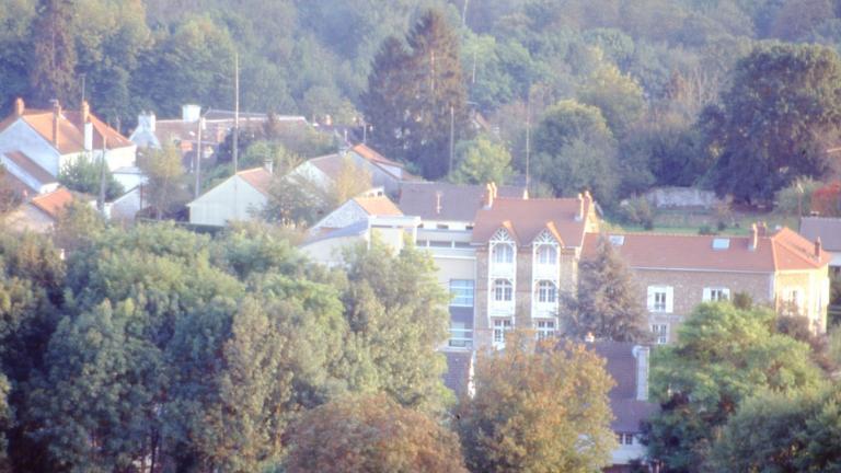 Le musée vu depuis Les Armenats, hameau situé sur le coteau faisant face au musée