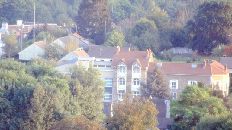 Le musée vu du coteau qui surplombe le village de Saint-Cyr-sur-Morin