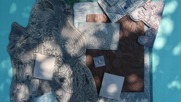 Montage de plaques de lino gravées par Marie Poirier dans des tons bleu, gris et brun.