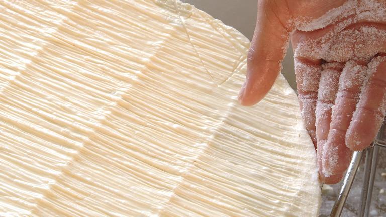photo prise à la fromagerie de Saint Siméon : le salage manuel du fromage