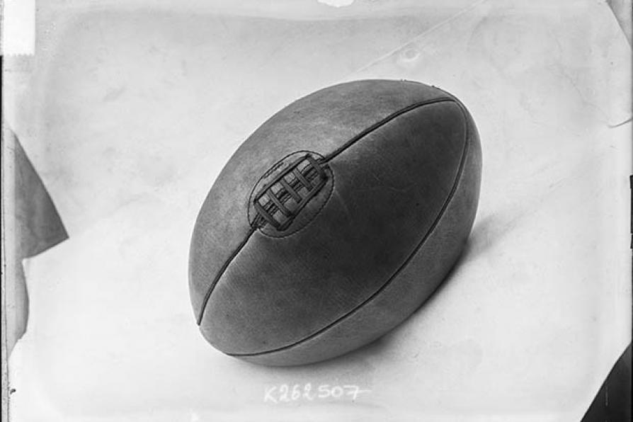 Photographie de presse datée de 1907, en noir et blanc, représentant un ballon de rugby, couture vers le haut.