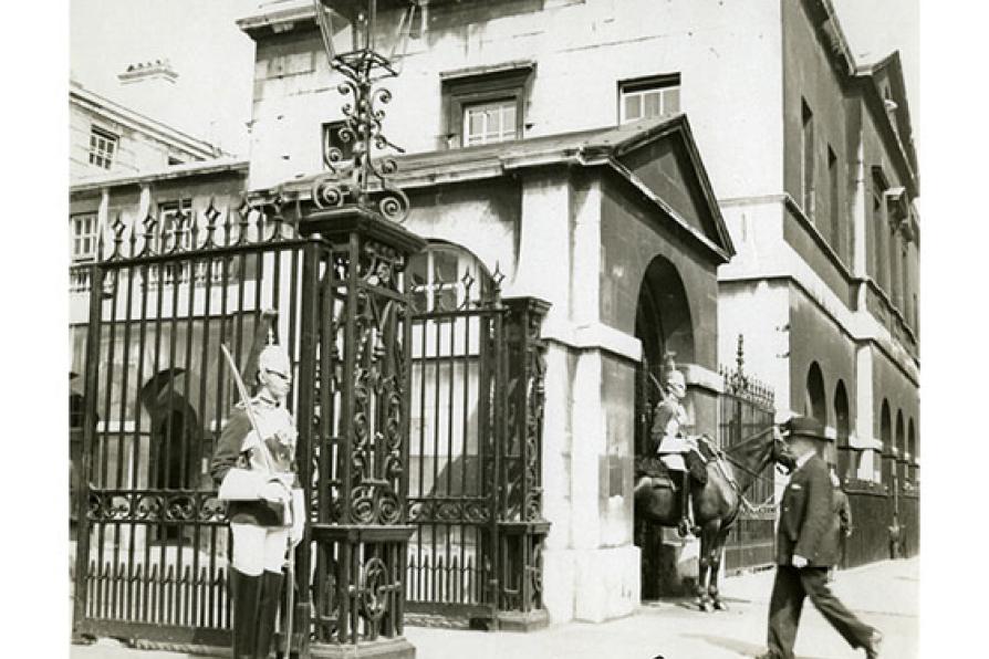 Vue de Londres, datée de juillet 1934 : entrée d'un bâtiment officiel avec deux gardes dont un à cheval. Photographie rapportée de Londres par Pierre Mac Orlan à l'occasion d'un de ses reportages.