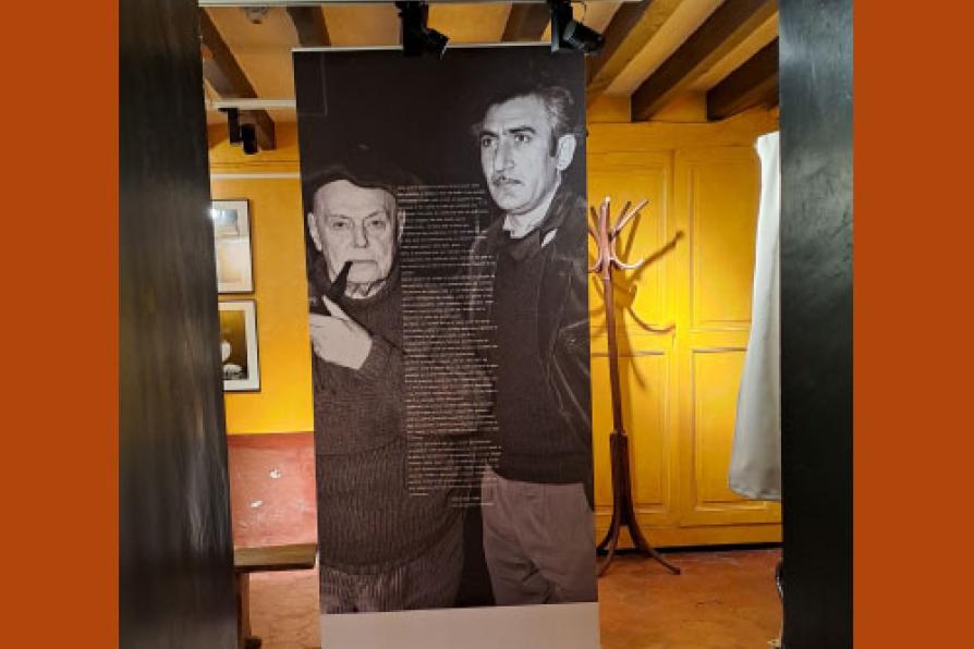 Vue de l'exposition "Les portraits de Varta" présentée dans la maison de Pierre Mac Orlan à Saint-Cyr-sur-Morin