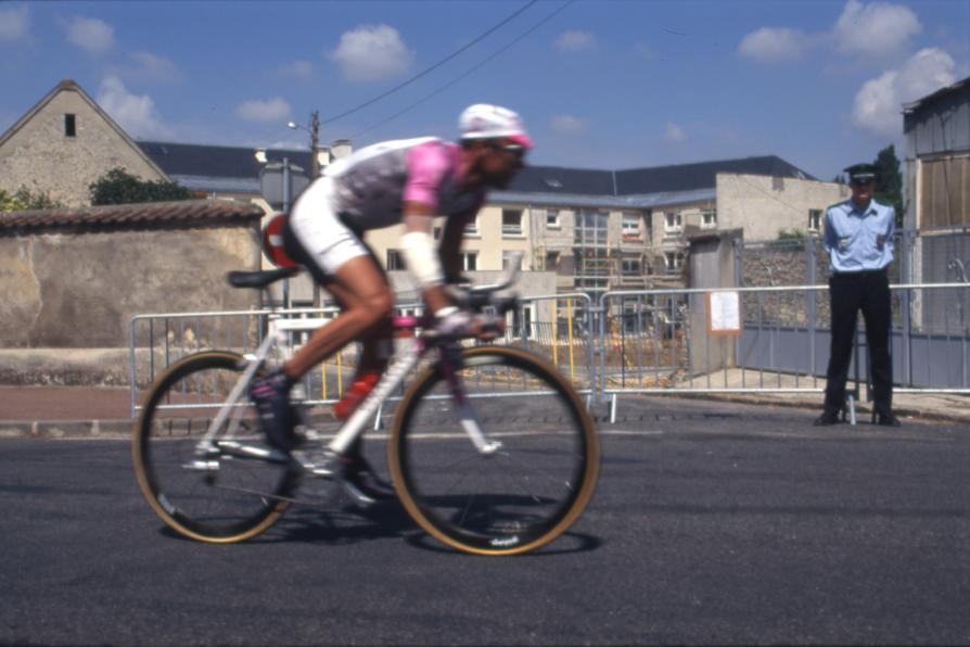 À Coulommiers, lors du passage du Tour de France en 1997, coureur cycliste et spectateurs