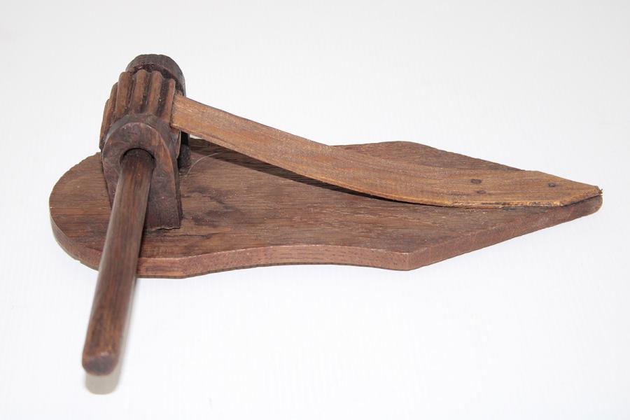 Crécelle en bois, instrument de musique datant du Moyen-Âge et produisant du son par raclement et par friction