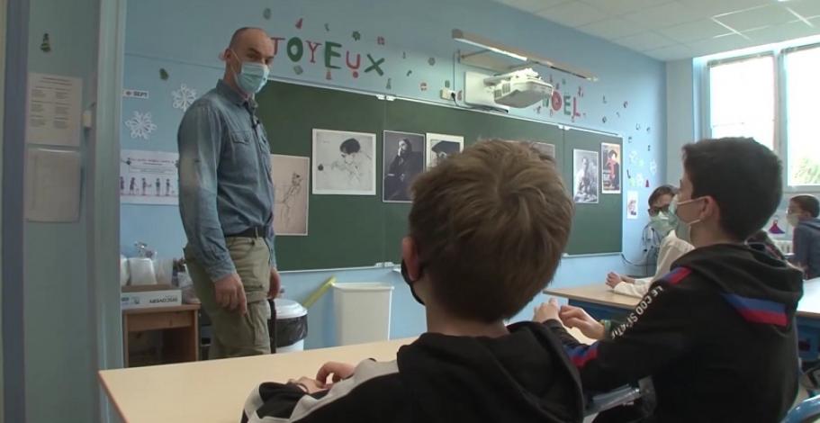 Benoît Bourdon en animation dans une classe de l'école élémentaire de Saint-Cyr-sur-Morin