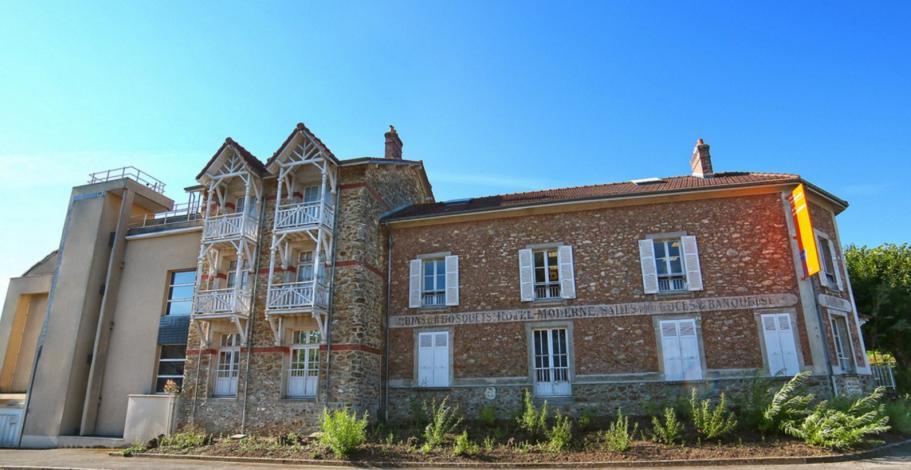 Le musée vu de l'avenue de La Ferté-sous-Jouarre par temps ensoleillé