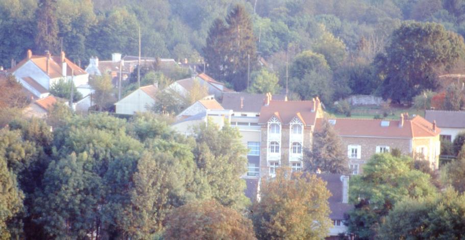 Le musée vu depuis Les Armenats, hameau situé sur le coteau faisant face au musée