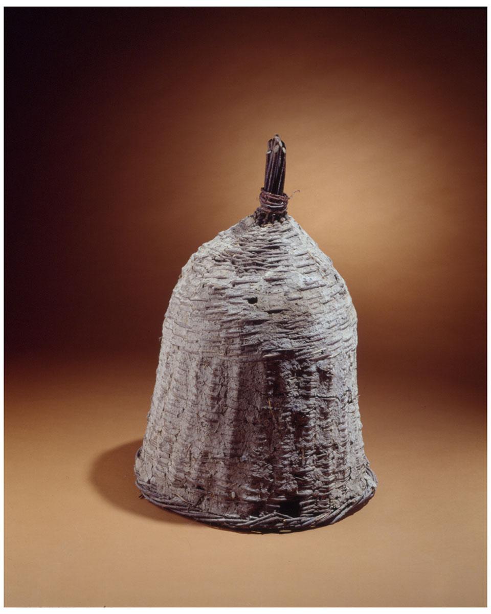 Ruche en osier en forme de cloche recouverte d'un torchis composé de plâtre et de bouse de vache